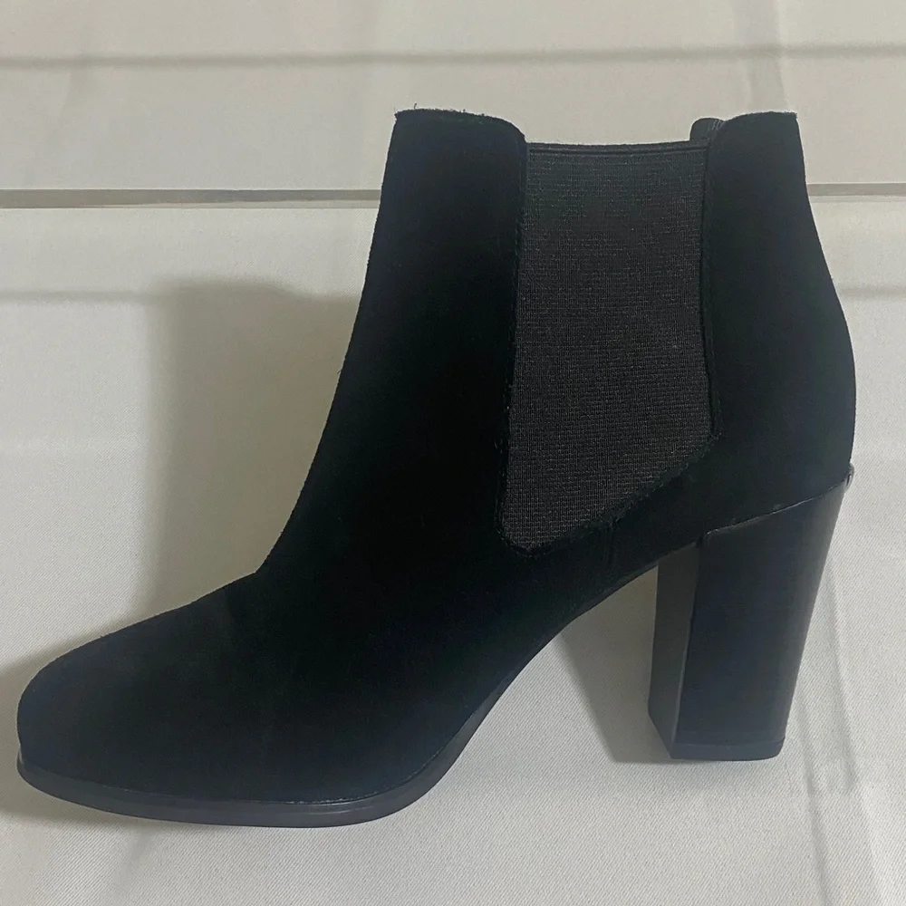 NWOB MICHAEL KORS Black Suede Pull-on Ankle Boots w MK Logo Women's Size 6M